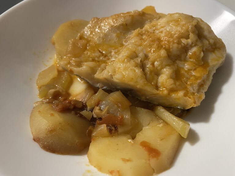 Bacalao con tomate natural y patatas en olla programable